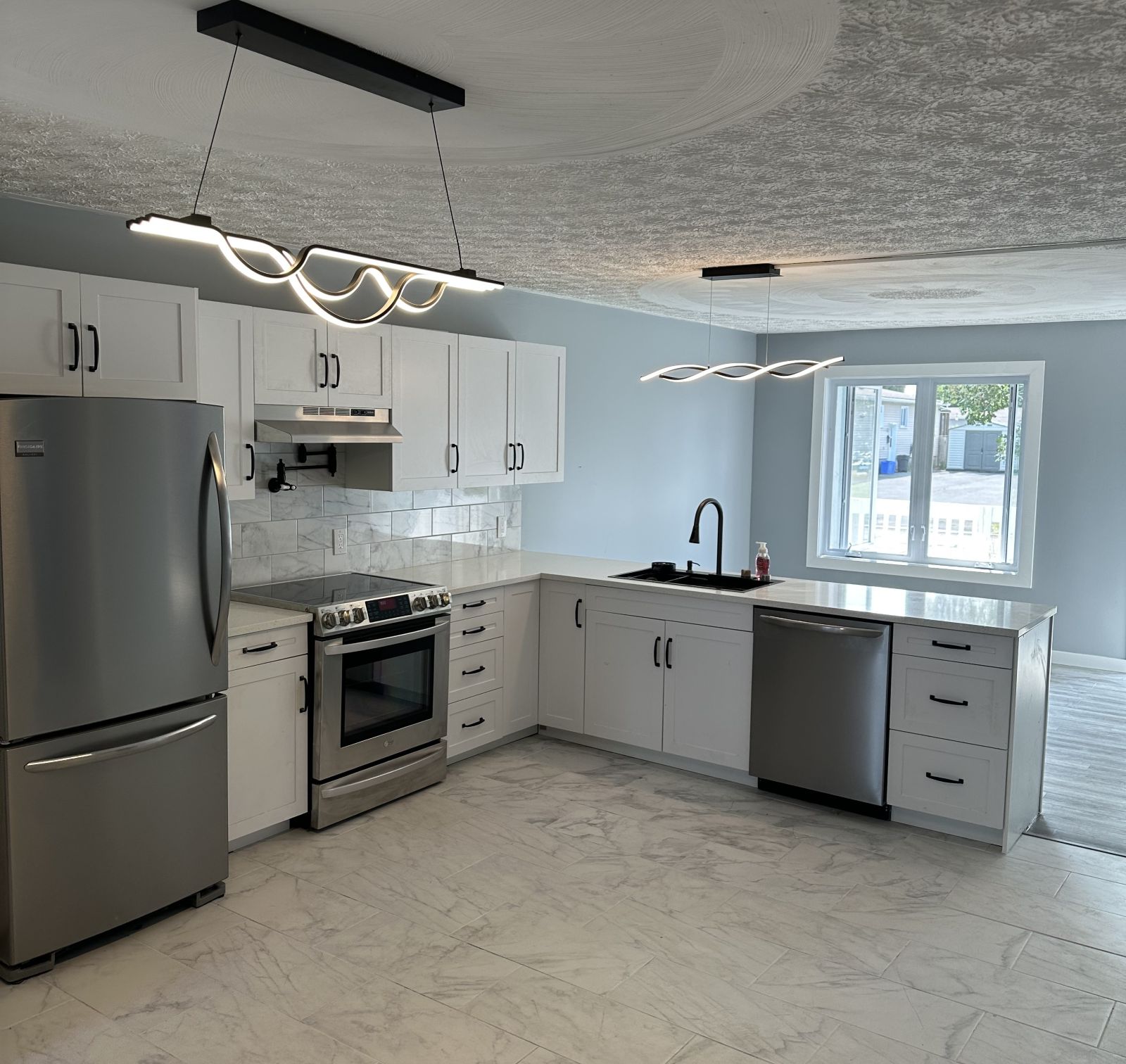 1027 Larin