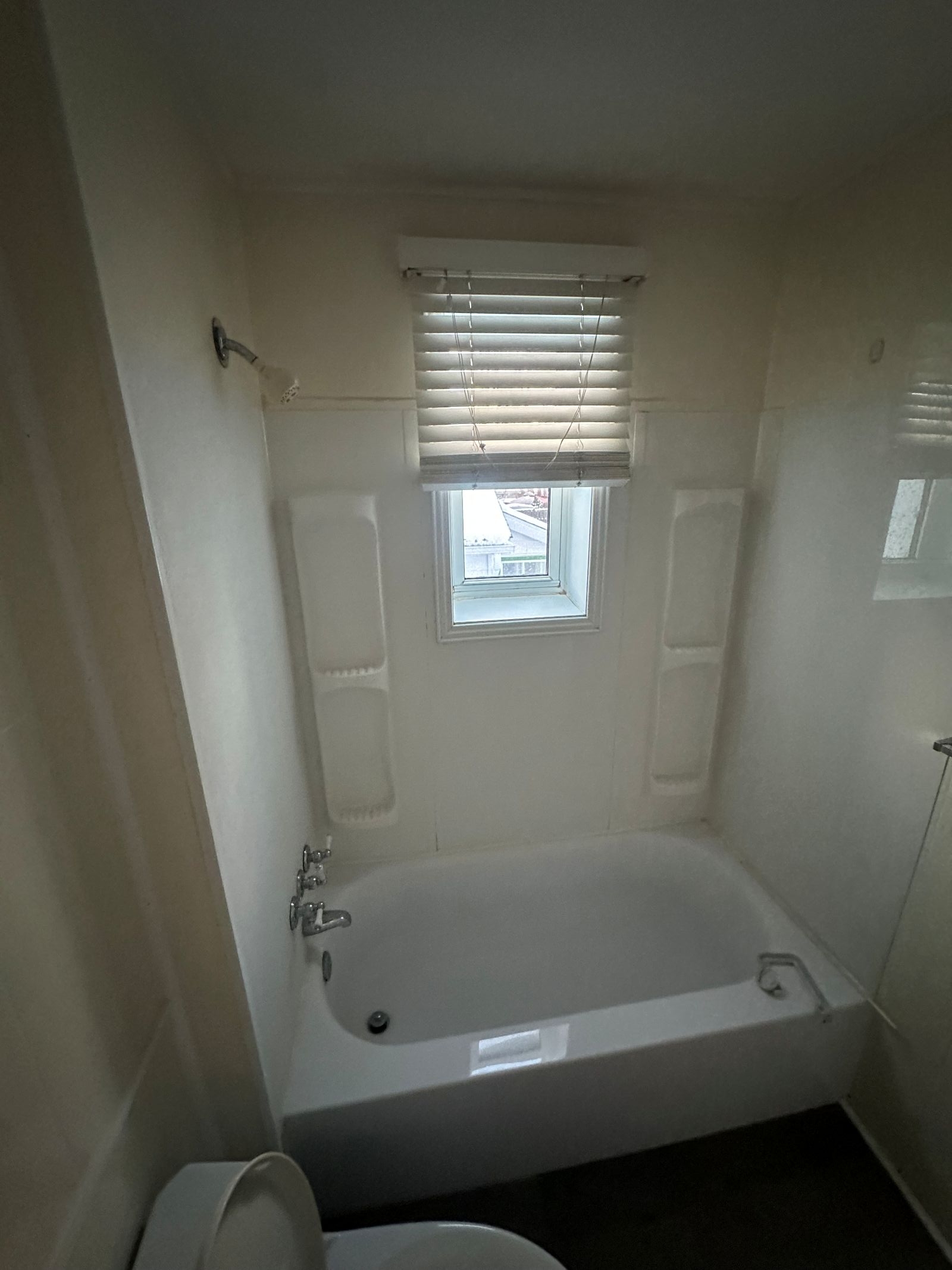 Tub 11 McDonald Apt#C